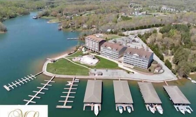 Smith Mountain Lake Apartment | #116 Pointe - 1 Bedroom Lakefront Condo at Mariners SML