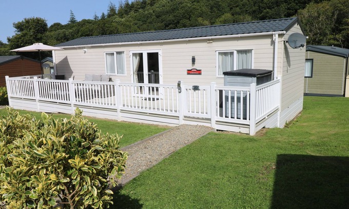 Felinfach Cottage | 116 WOODPECKER LODGE, pet friendly in Llanarth