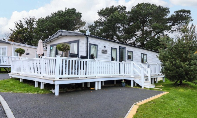 Bembridge Cottage | 117 CROSSWINDS, pet friendly, with open fire in Bembridge