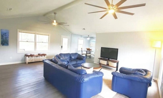 Dothan House | 12 ft ceiling - Open Space- Great for Extended Stay