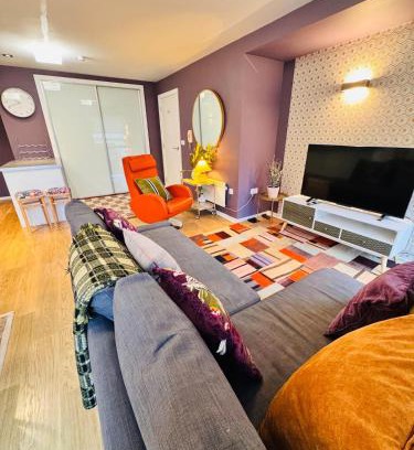 Coventry Apartment | 12 Homely & Charming 2 Bed Sleeps 6 balcony