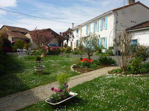 Beaulieu-sur-Sonnette Bed & Breakfast | 12 m² Bed and breakfast ∙ 5 guests