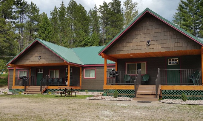 Martin City House | 12 Minute Drive to Glacier National Park~ The Bear Den At Lazy Bear Lodging