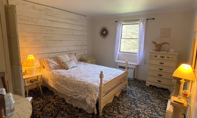 Cooksburg Apartment | 12-White Room