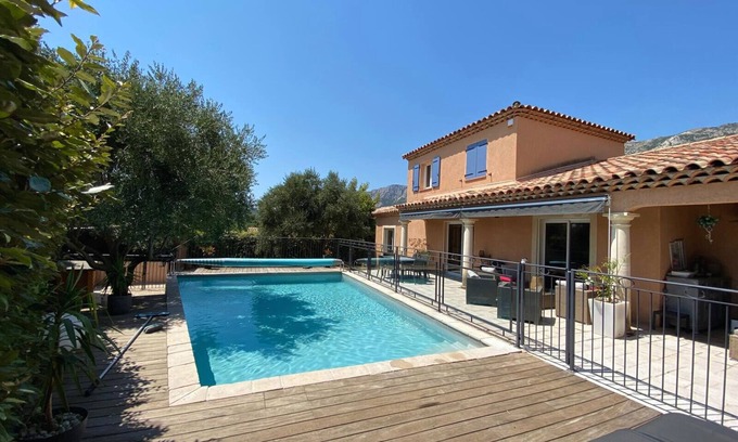 Puyloubier Villa | 125 m² villa with swimming pool facing sainte Victoire