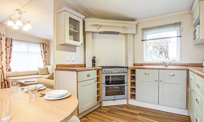 Upper Sapey House | 12ft-wide caravan with one double with en suite W.