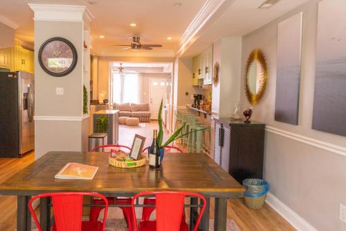 Brightwood Park House | 12ppl House in NW BBQ & Fire Pit