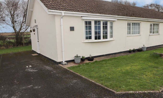 Scurlage Cottage | 13 GOWER HOLIDAY VILLAGE, pet friendly, with a garden in Scurlage
