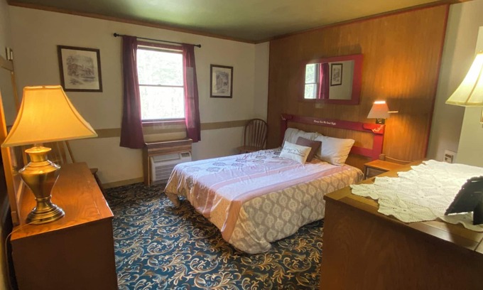 Cooksburg Apartment | 13-Kiss Me Goodnight Room