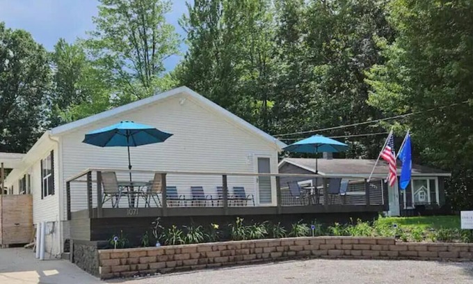 Lake House | 13-person home for families & groups!