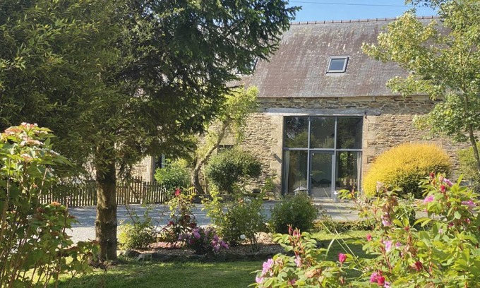Langoat House | 130 m² Gîte ∙ 5 bedrooms ∙ 10 guests
