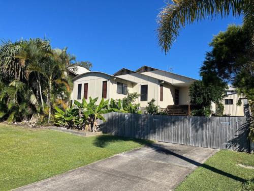 Rainbow Beach House | 14 Manooka Drive - Rainbow Beach Pets Welcome. Fully fenced