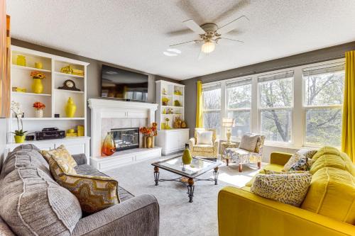 Liberty House | 14 Mi to Kansas City Group Getaway in Liberty!