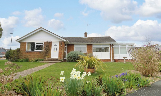 Nettlestone Cottage | 14 ORCHARD ROAD, pet friendly, country holiday cottage in Seaview