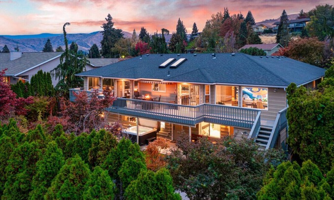 Sunnyslope House | 14-Person Adventure Oasis w/Hotub