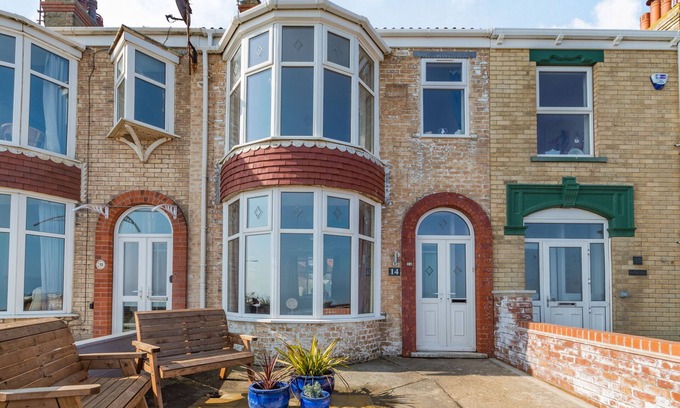 Withernsea House | 14 THE PROMENADE, romantic, character holiday cottage in Withernsea
