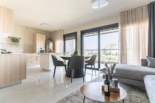Kiryat Moshe Apartment | 145 m² Apartment ∙ 4 bedrooms ∙ 10 guests