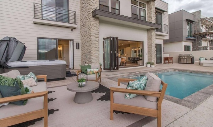 Washington House | 15 Bedroom Super Luxury Home w/Private Pool!