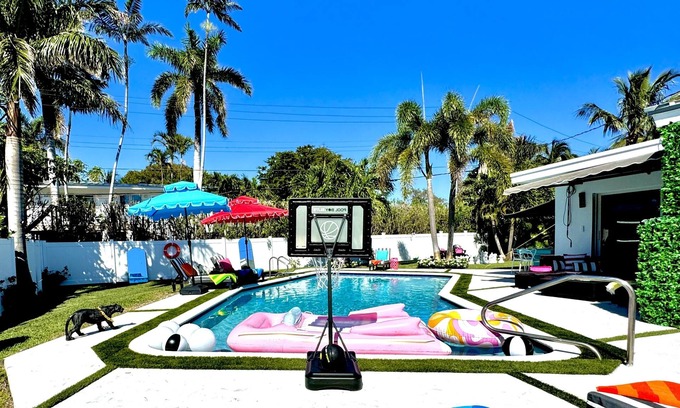 Harbor Beach House | 15 min to fl Lauderdale airport, 8 min walking distance to beach , Heated pool.