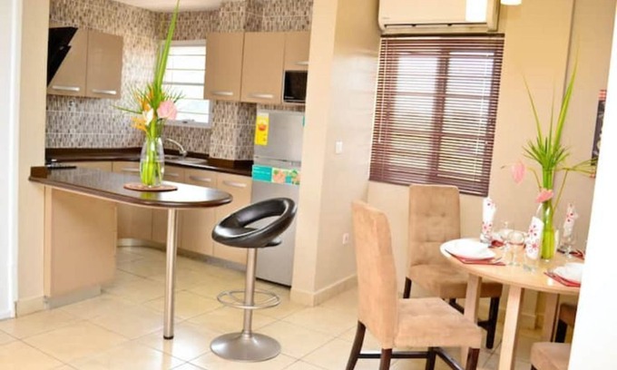 Kokomlemle Apartment | 15 Minutes from Kwame Nkrumah Memorial Park 2BDR apartment/2.5 Bathrooms