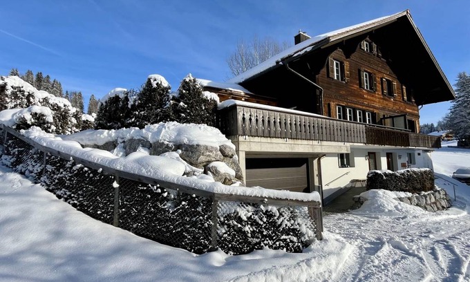 Saanenmoeser Apartment | 150 m² Apartment ∙ 3 bedrooms ∙ 8 guests