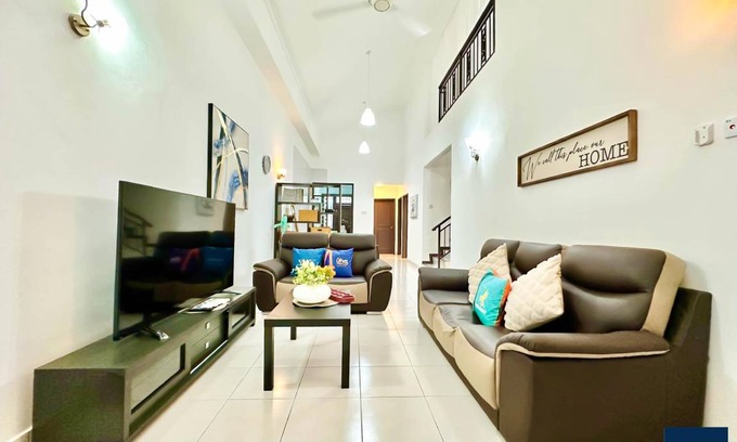 Taman Molek House | 1500 m² House ∙ 4 bedrooms ∙ 12 guests
