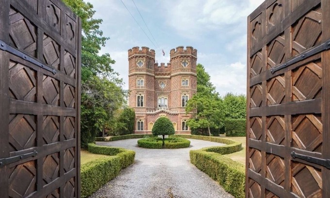 Esher House | 15th Gatehouse, also Known as Wolsey's Tower & Featured in Mantel's "Wolf Hall"