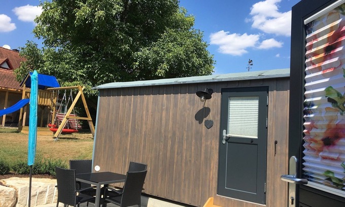 Aue Apartment | 17 qm großer komfortabler und geräumiger Schäferwagen mit Strom- und Heitzanschluss sowie Miniküche