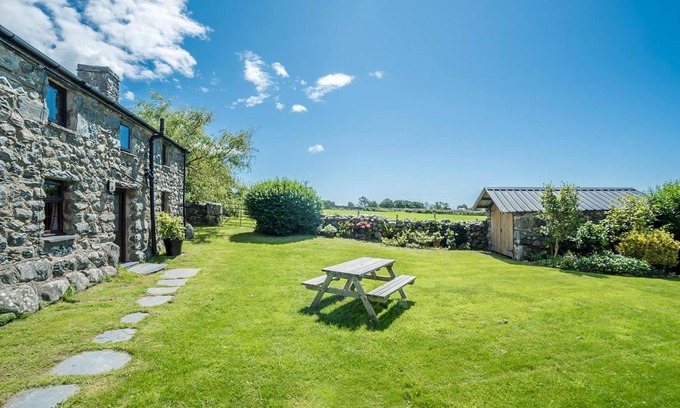 Dyffryn Ardudwy Cottage | 17th Century Holiday cottage with hot tub and sea views in Dyffryn Ardudwy Snowdonia | Y-Felin