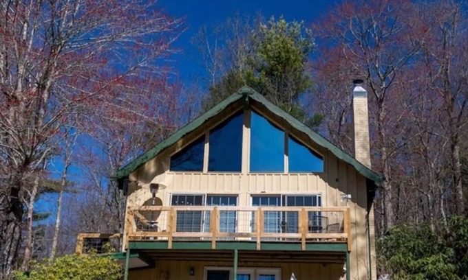 Dan River Cabin | "18 Seasons" Seconds to Blue Ridge Parkway, & Mabry Mill. Game room w/Bar