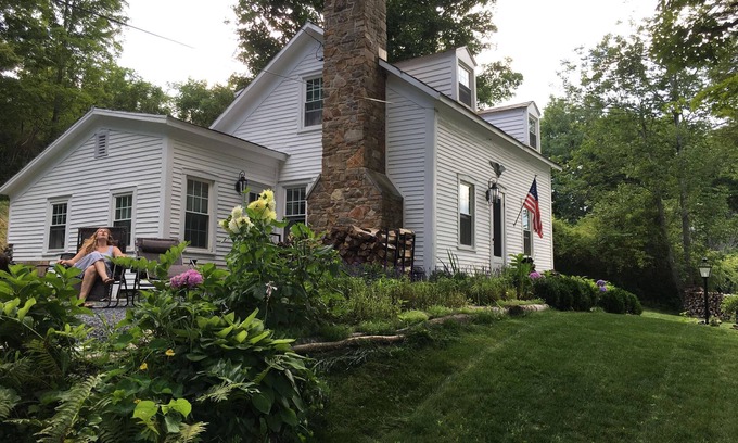 West Arlington Cottage | 1828 Vermont Cottage Feet From The Famous Battenkill River