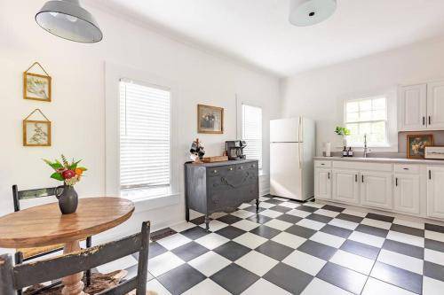 Fayetteville House | 185 m² House ∙ 2 bedrooms ∙ 4 guests