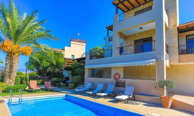 Latsi Villa | 185 m² Villa ∙ 3 bedrooms ∙ 6 guests