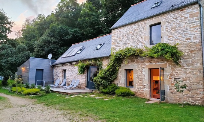 Pouldergat House | 18th century barn of the Kerguerhent mill, its river, forest and meadows.