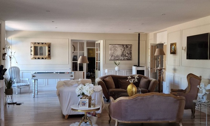 Brains-sur-Gee House | 18th century building within the castle walls