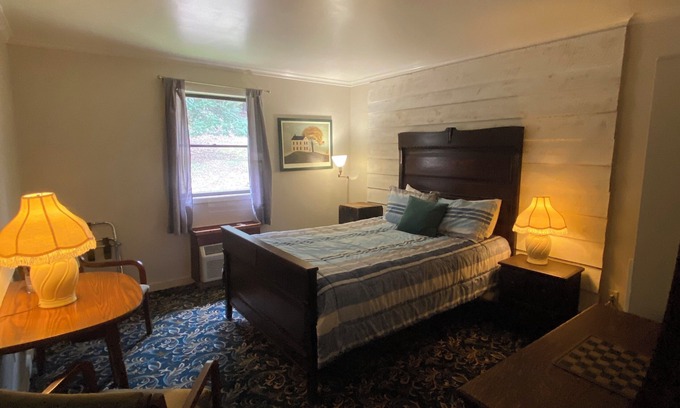 Cooksburg Apartment | 19-Americana Room