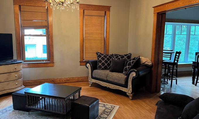 Eastman House | 1906 5-bedroom farmhouse on 10acres