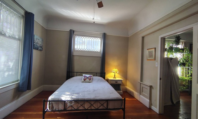 Downtown Reno Bed & Breakfast | 1930s Plant-Filled true BNB for 7 w/Music Room, Infra-Red Sauna & Cast-Iron Tub