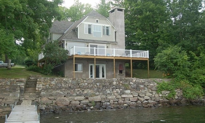 Westport House | 1935, 3 season pet -friendly, family-friendly lakeside home, on 1.8 acres