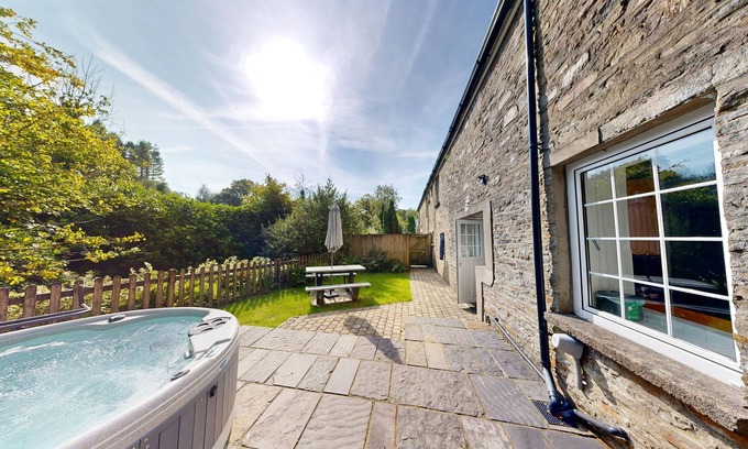 Margam Cottage | 19th century stable with four poster, river views and free WiFi