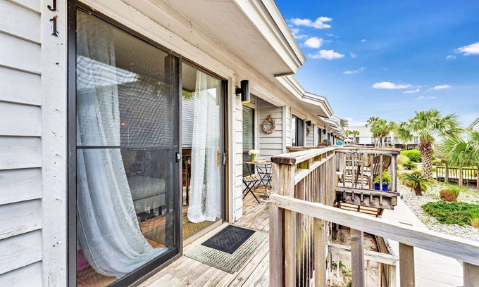 East End House | 1BR/1BA Dog-Friendly Townhome, Near State Park