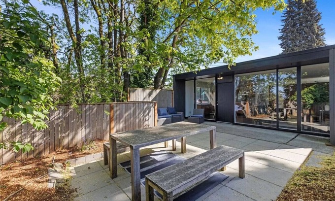 Fremont House | 1BR 1BA Emerald Garden Bliss Seattle Location
