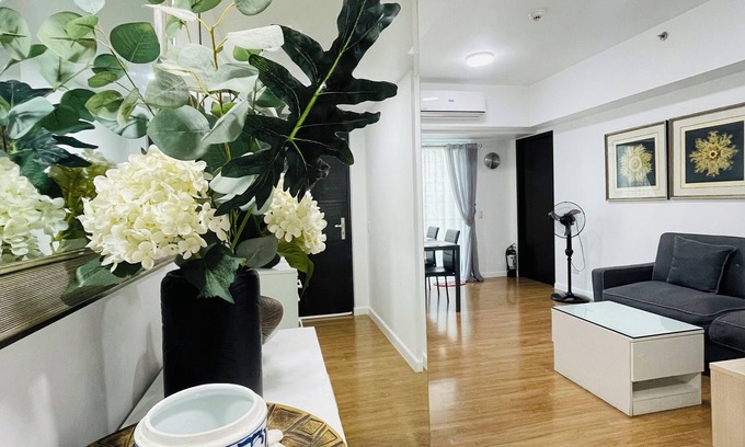 Poblacion District Apartment | 1BR condo 57sqm with Balcony free wifi Abreeza place towers