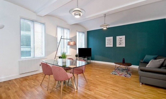 Clerkenwell Apartment | 1M Farringdon sleeps 4 Large 1BR Former Warehouse