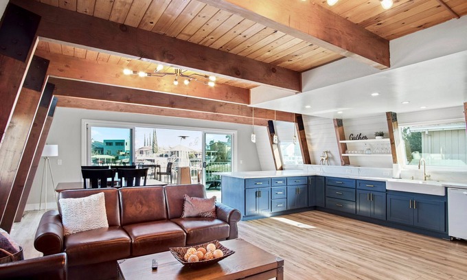 Discovery Bay Cabin | 1pm Check-in Special @ The Delta Cabin, w/Boat Option