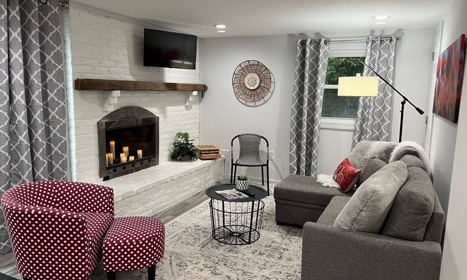 Rohrerstown Apartment | 1st Floor Condo: Min to Nook, Amish Ctry, Hershey, Lancaster City: PetFriendly