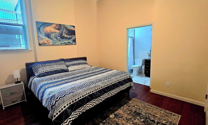 The Gate Apartment | 1st Floor King- Less than From 5 Miles From BJC- Unit D