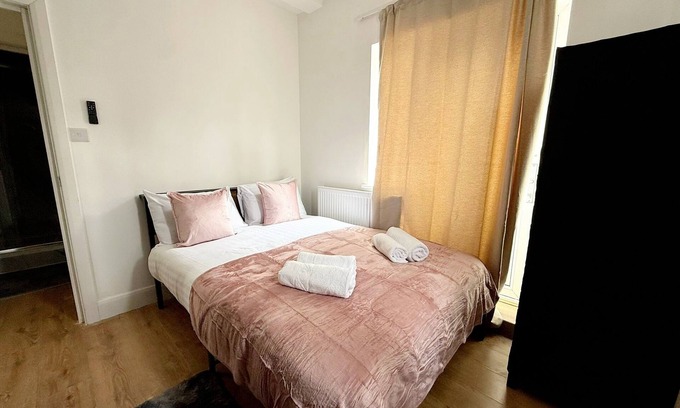 Dudden Hill Hotel | 1st Floor Quadruple Room in Wembley!-RD
