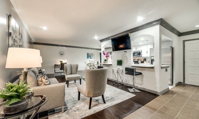 Grand Prairie Condo | 1st Flr Luxury2b 2bth Condo w/King/2 sep twin beds