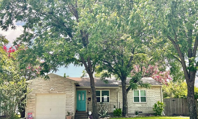 Irving House | 2/1 Cottage near Airport, ConvCntr, MusicFctry, FourSeasons, Omni, Westin, UD